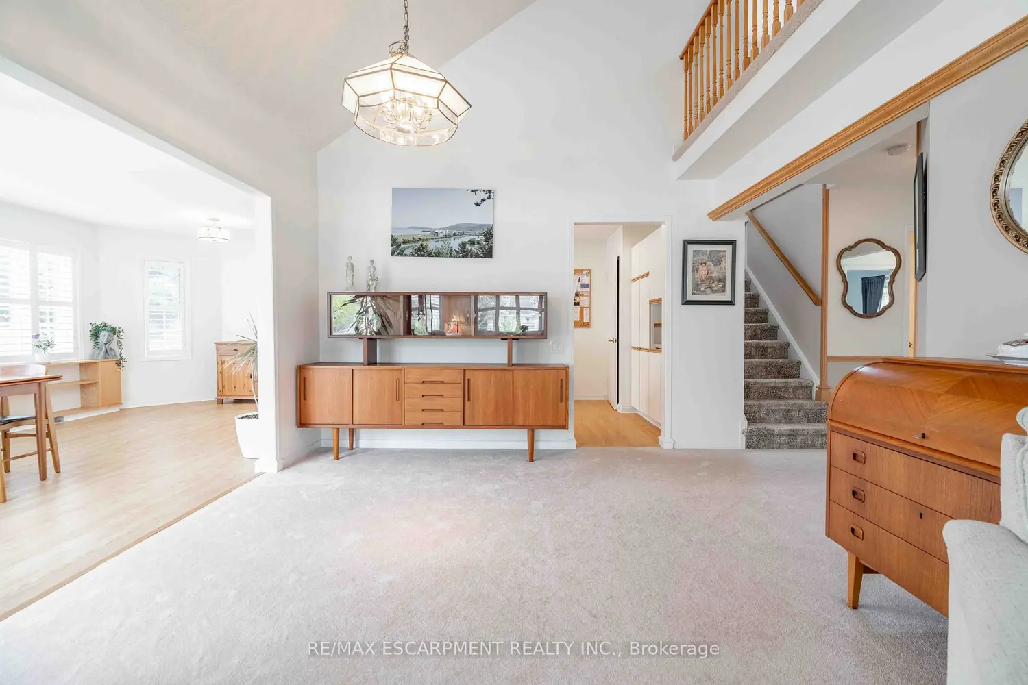 195 Silverbirch Boulevard photo 4