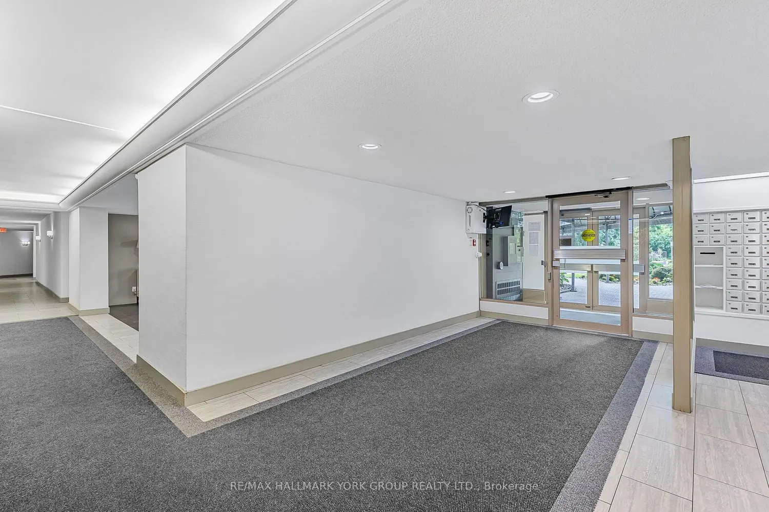 7811 Yonge Street 1007 photo 3