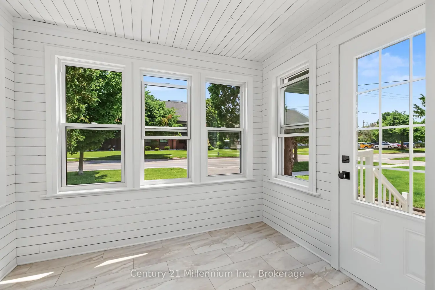 902 Huron Terrace photo 3