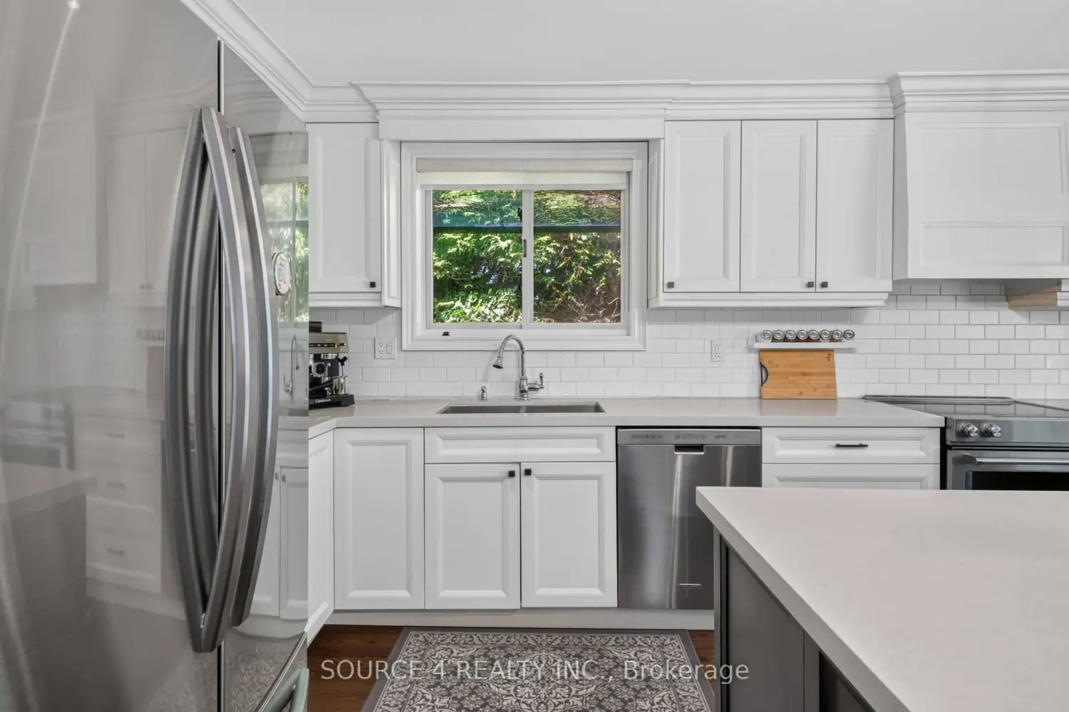 51 Knowles Crescent photo 3
