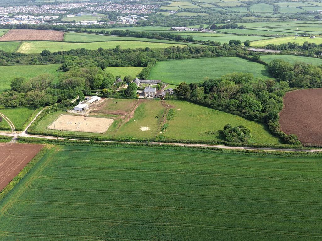 8 bed farm for saleStormy Down, Pyle, Bridgend CF33