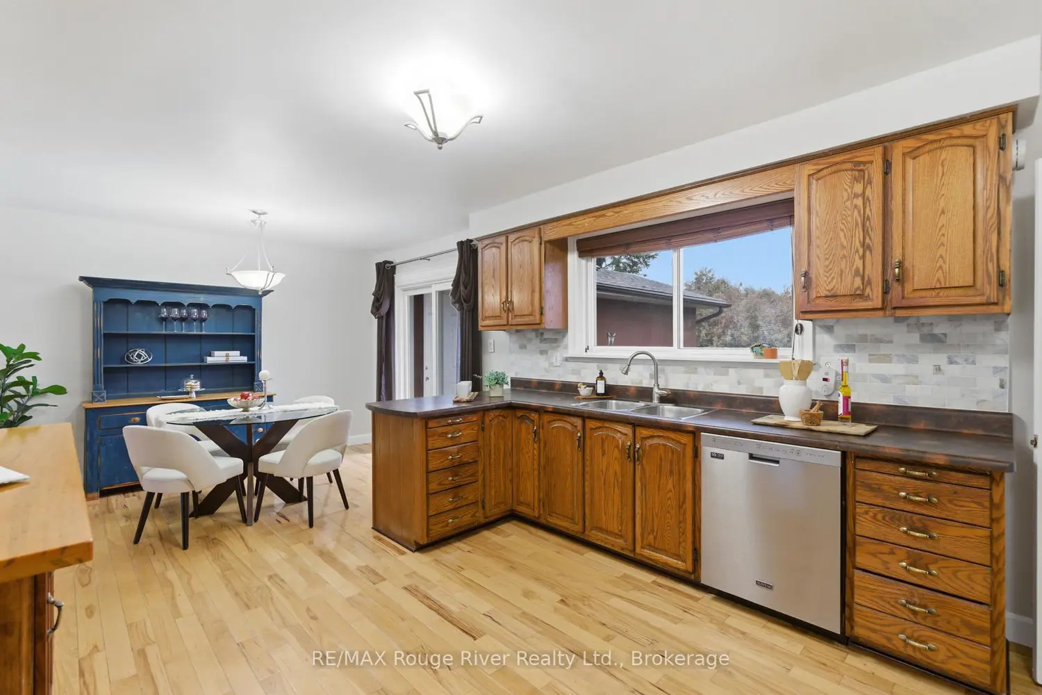98 Applewood Crescent photo 4