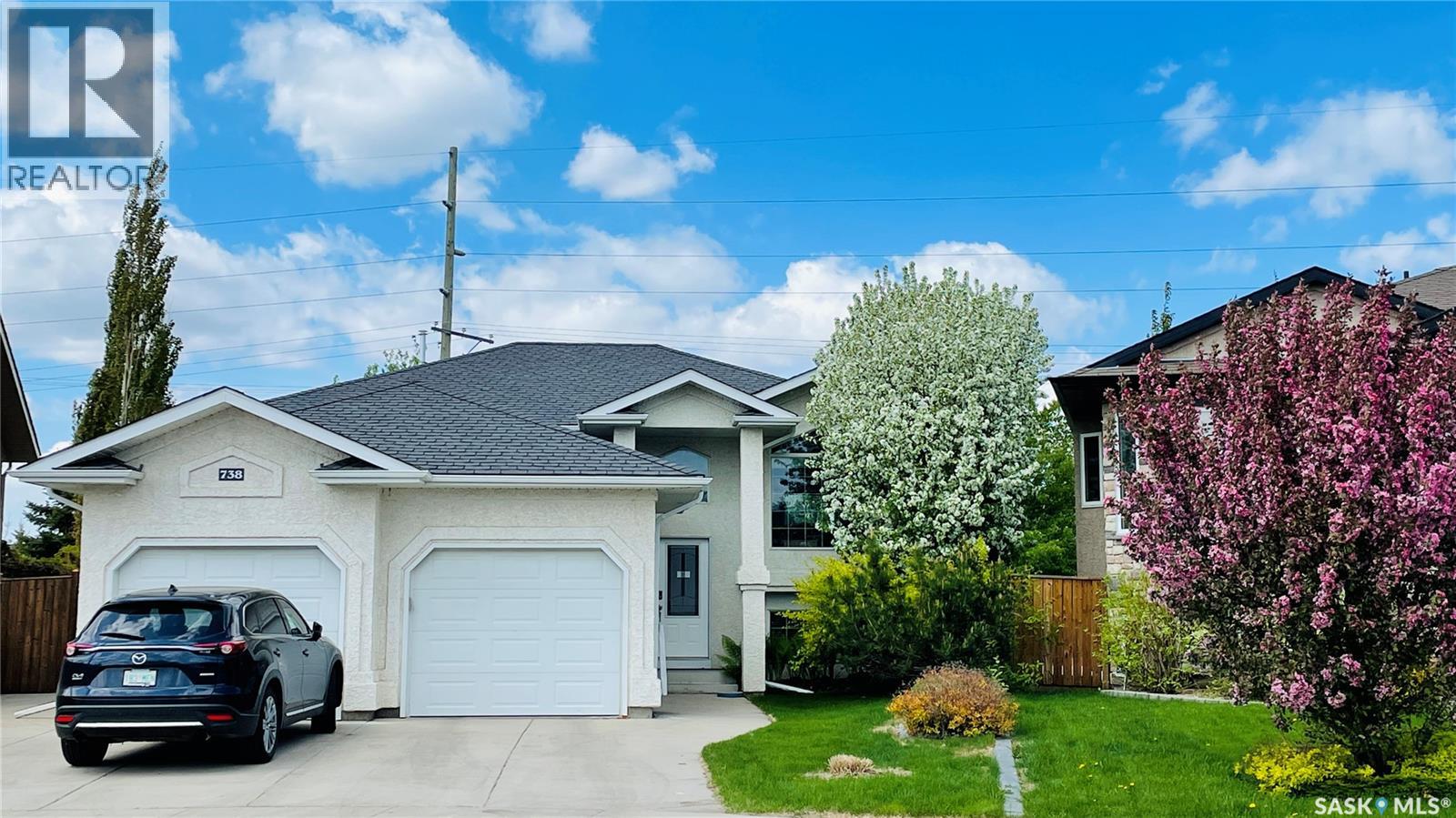 738 Wright CRESCENT