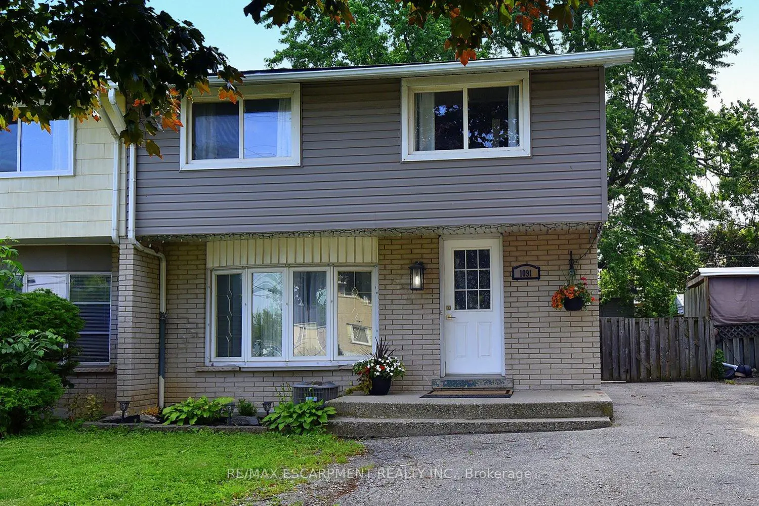 1091 Upper Wellington Street photo 3