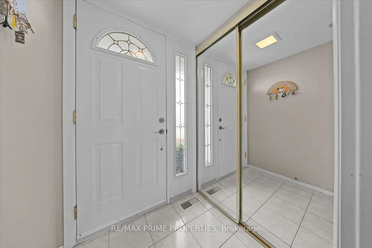 1085 Chateau Crescent photo 3
