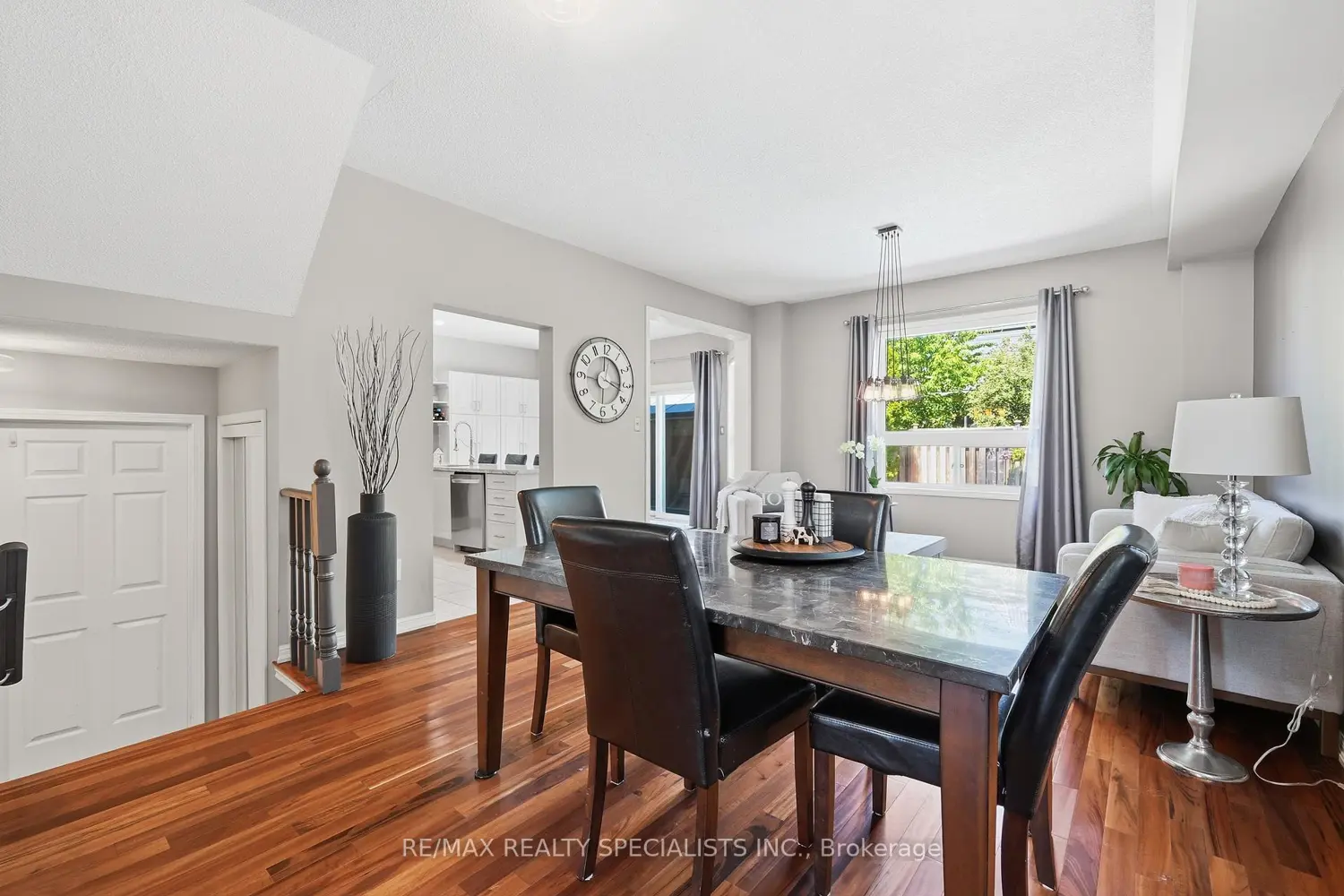 212 Ellis Crescent photo 4