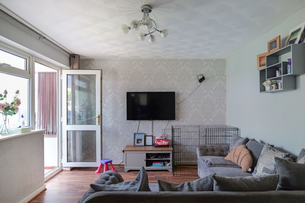 2 bed flat for saleLon Ceiriog, Prestatyn LL19 photo 2