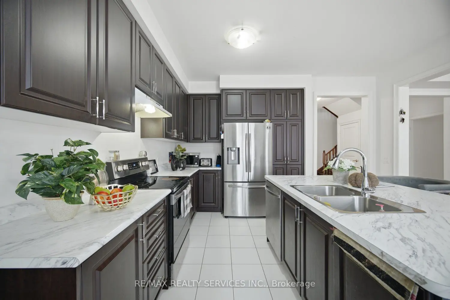 585 Dougall Avenue photo 2