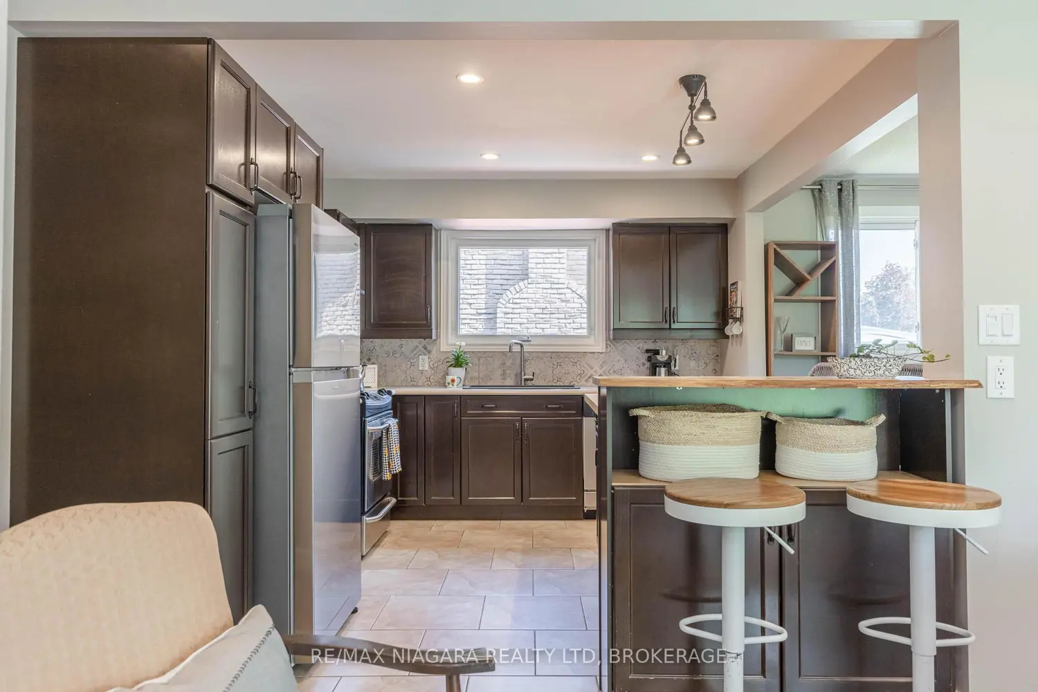 8229 Rideau Street photo 4
