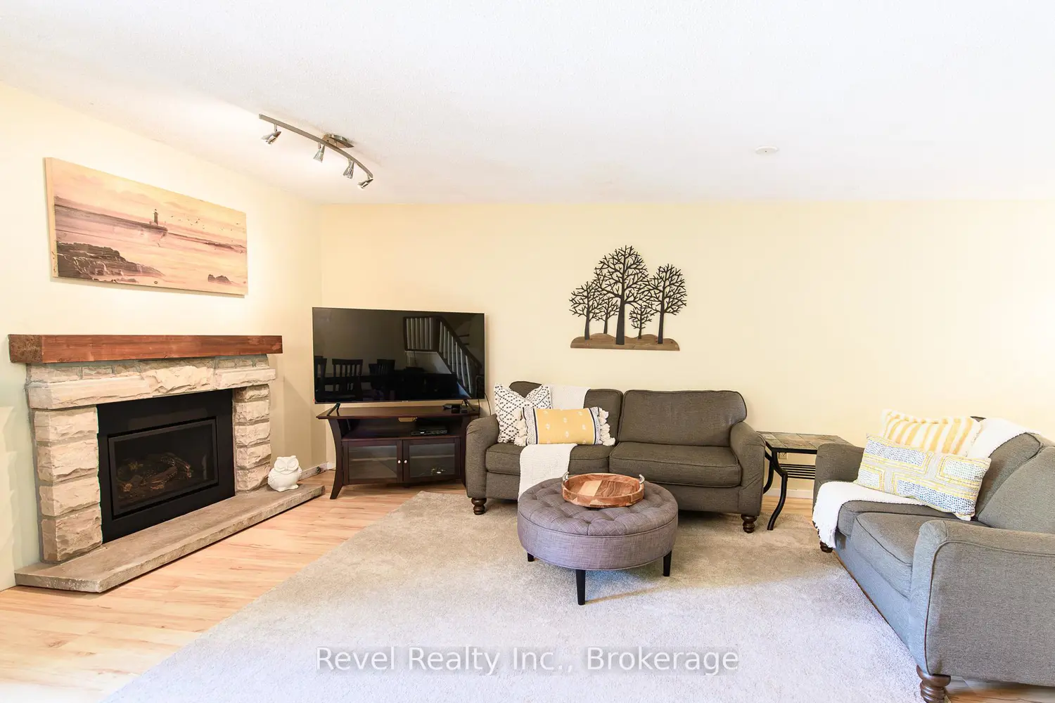 440 Oxbow Crescent photo 4