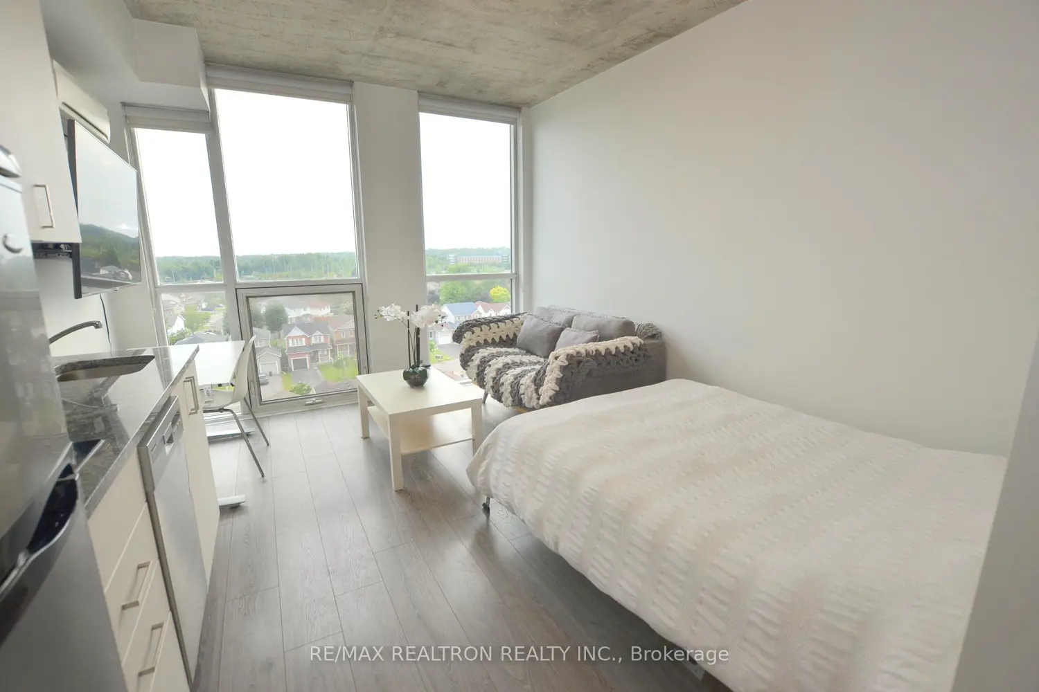 1900 Simcoe Street 716 photo 5