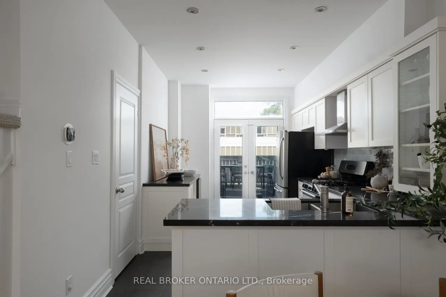 12 East York Avenue photo 3