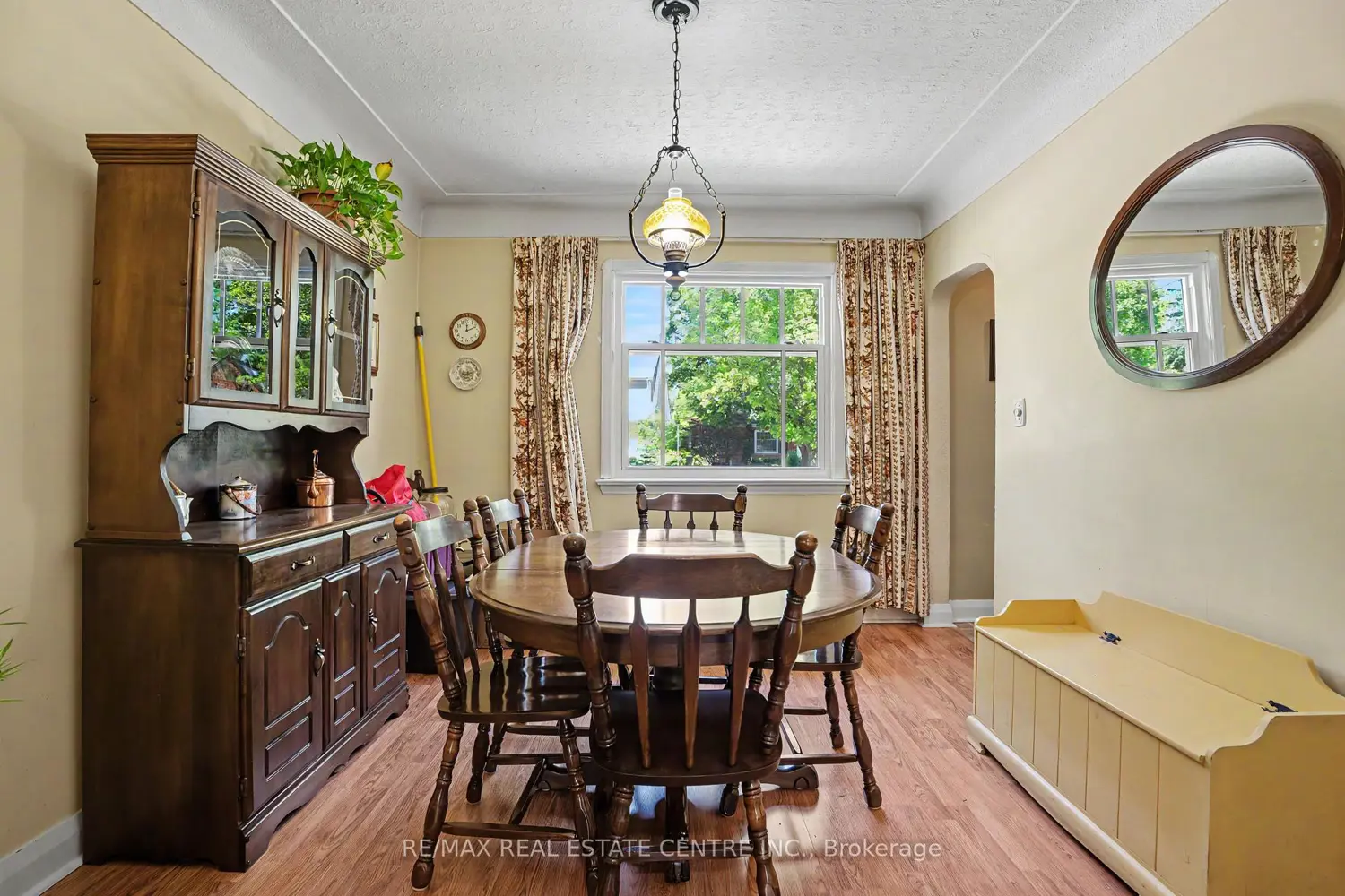 2068 Wellington Avenue photo 5