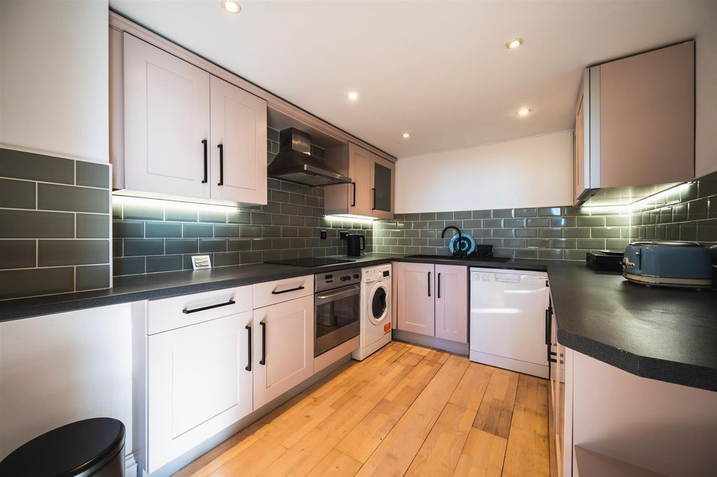 2 bed flat for saleTapton Mount Close, Sheffield S10 photo 4