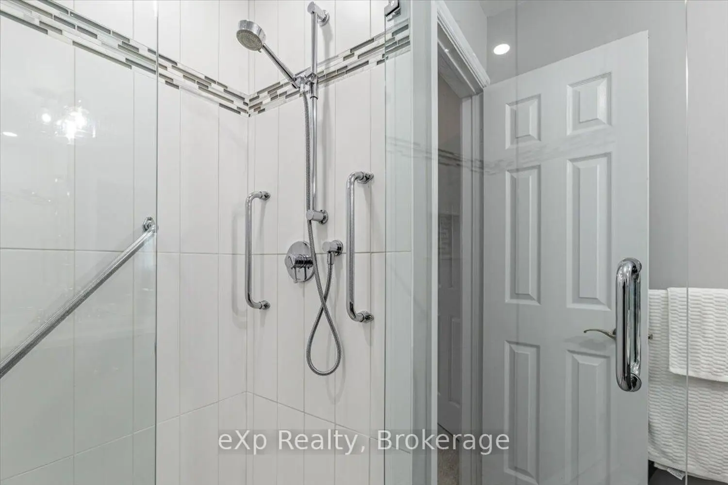 1067 Maury Crescent photo 5