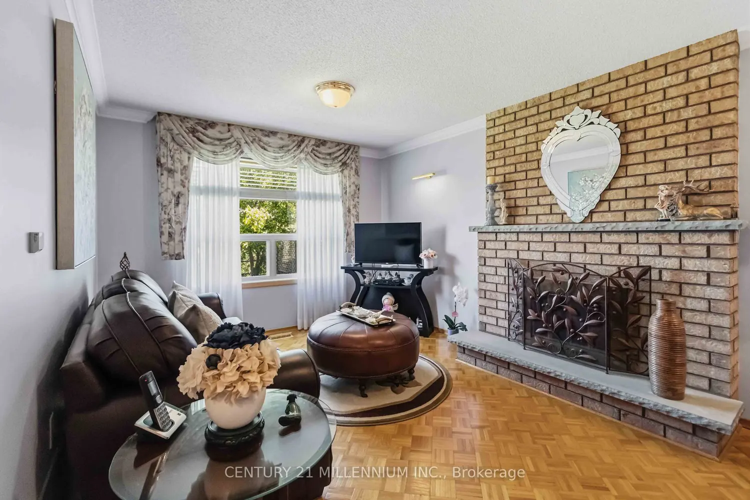 83 Sunforest Drive photo 4