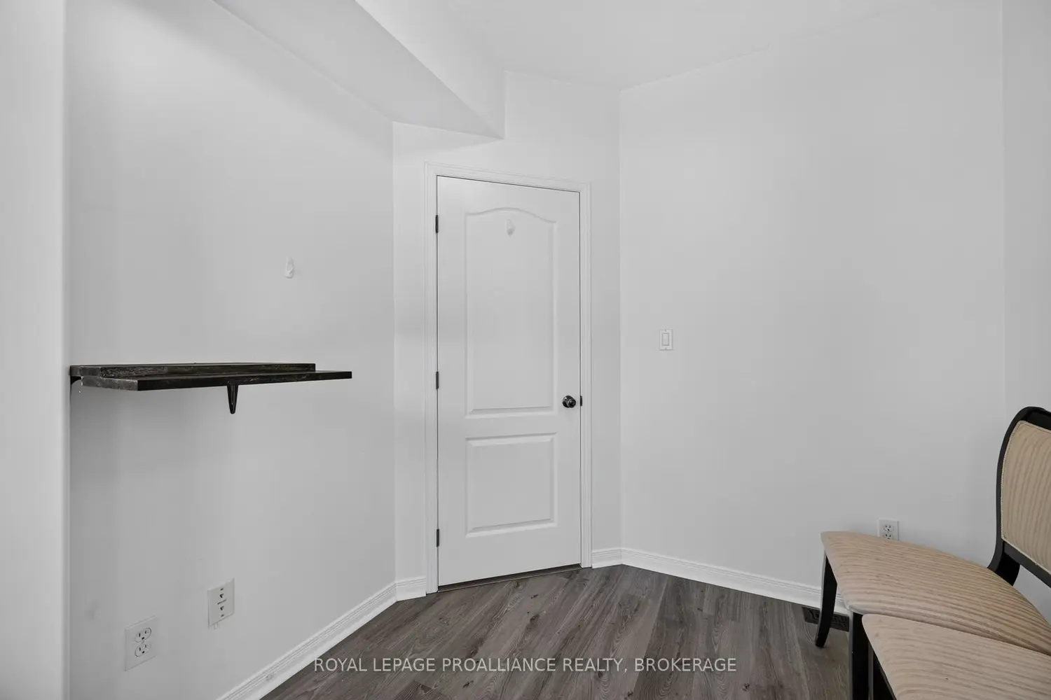 445 Maureen Street photo 4