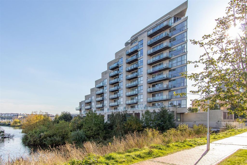3 bed flat for saleFerry Road, Cardiff CF11