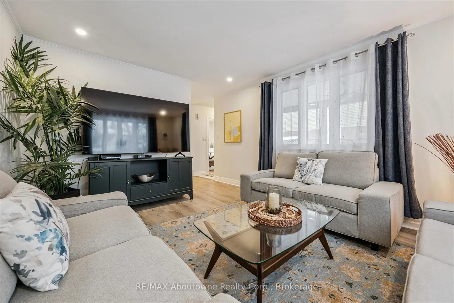 637 Lomond Crescent photo 4