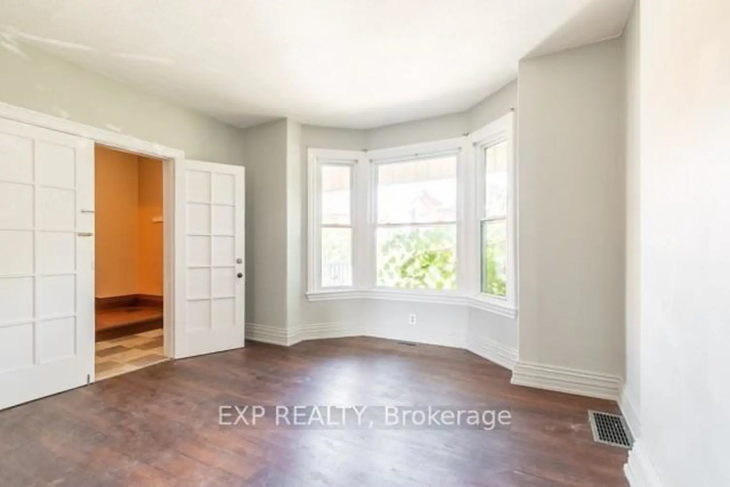 99 Sanford Avenue photo 4