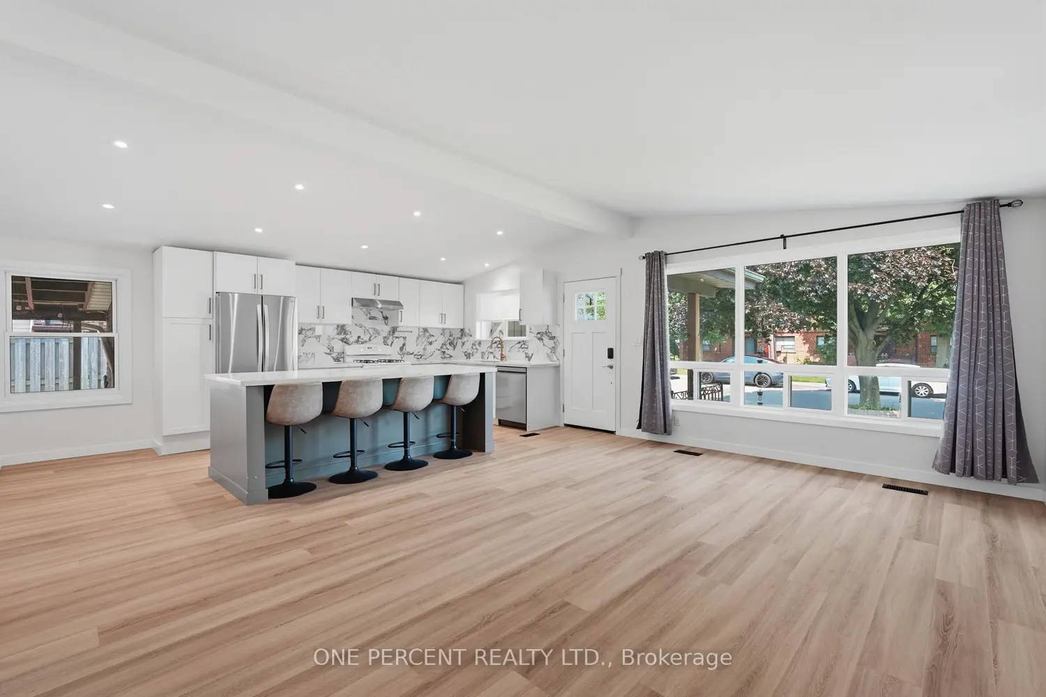 9 Bishopsgate Avenue photo 2