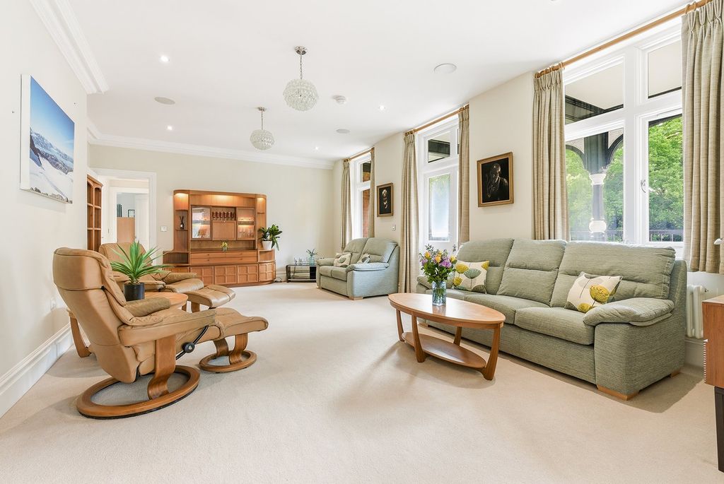 3 bed flat for saleQueen Elizabeth Crescent, Beaconsfield, Buckinghamshire HP9 photo 3