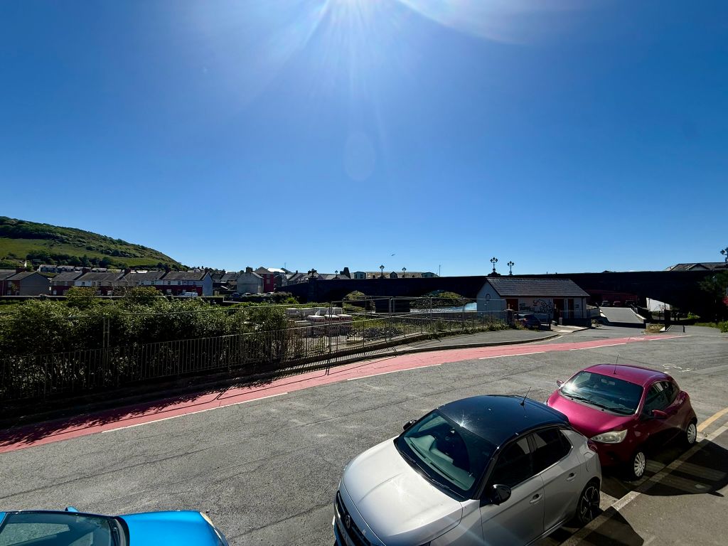 2 bed flat for saleRiverside Terrace, Aberystwyth SY23 photo 2