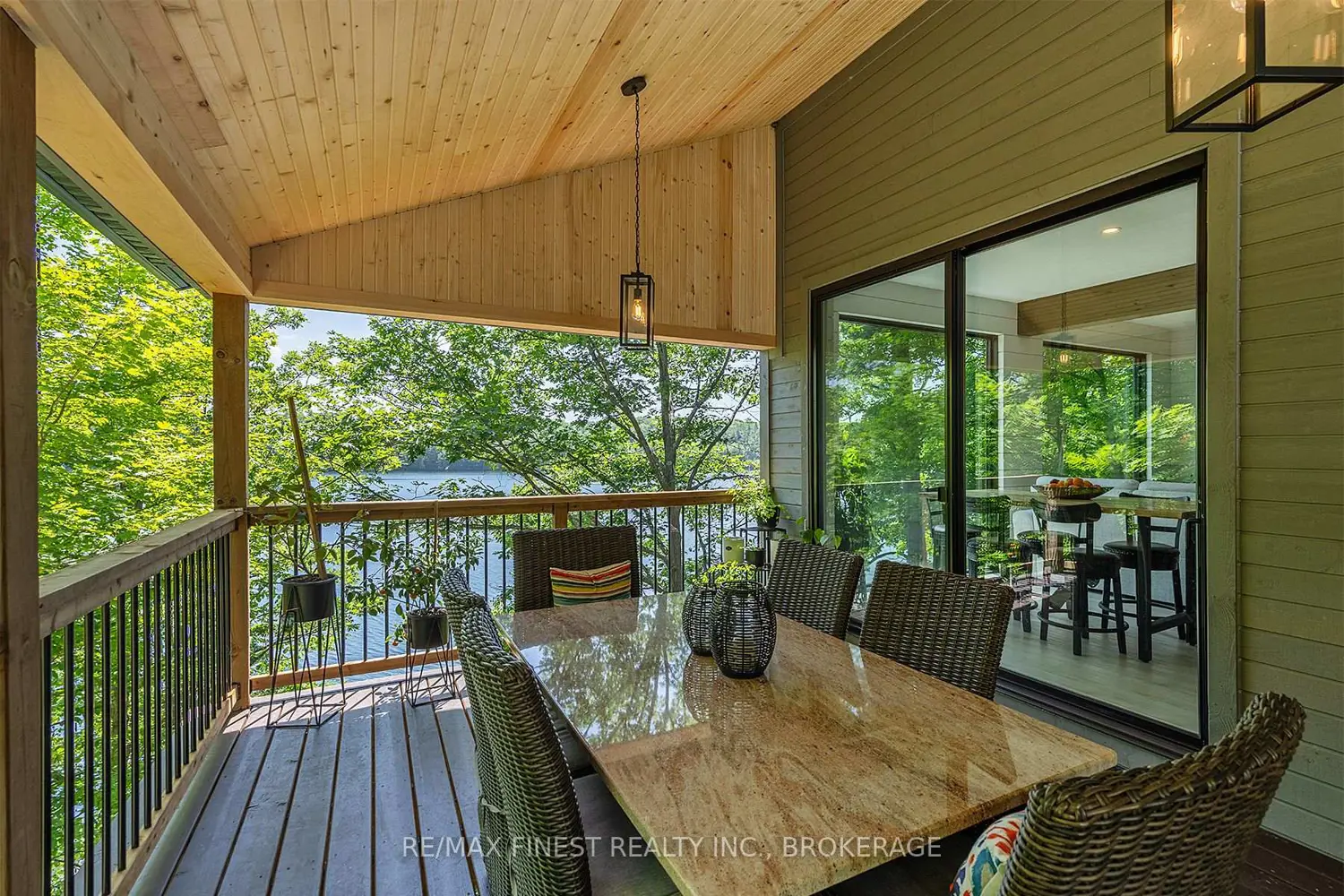 1005 Macdonald Lane photo 4