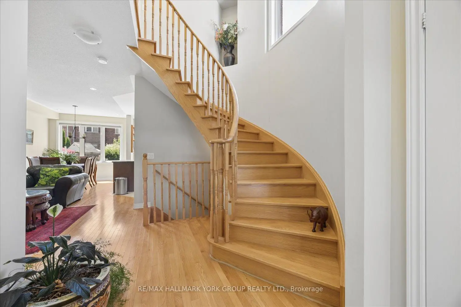 87 Courtland Crescent photo 3