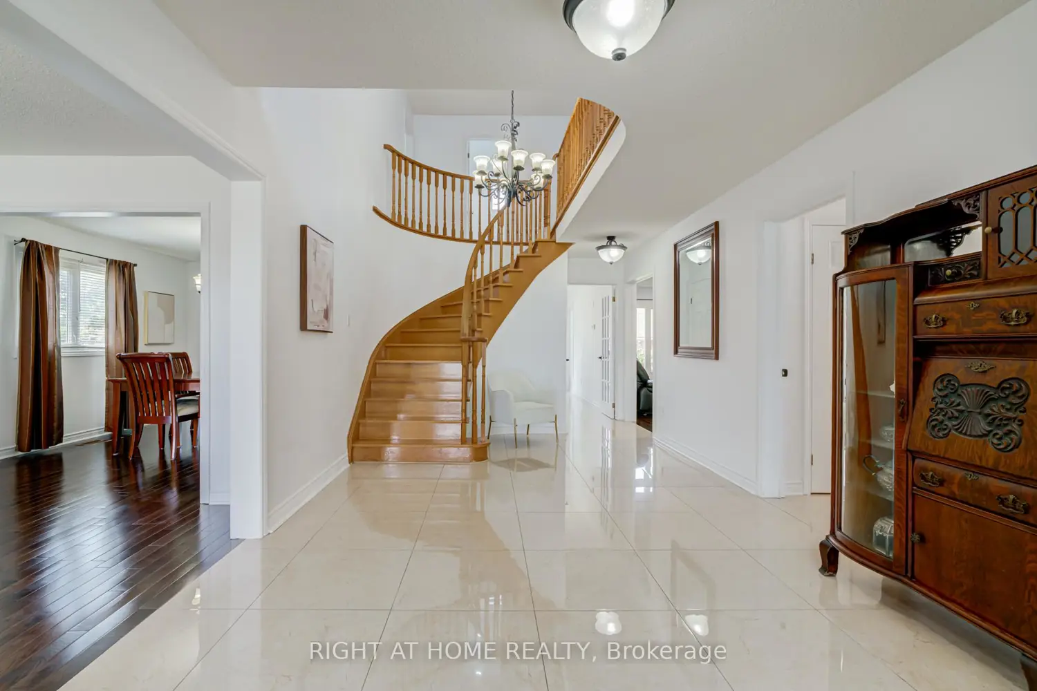 123 Lamp Crescent photo 2