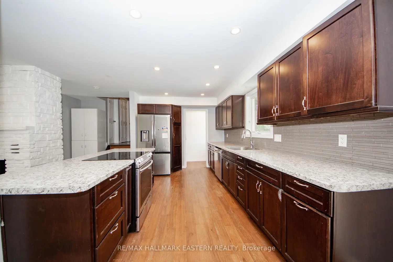 658 Cedarvale Crescent photo 5