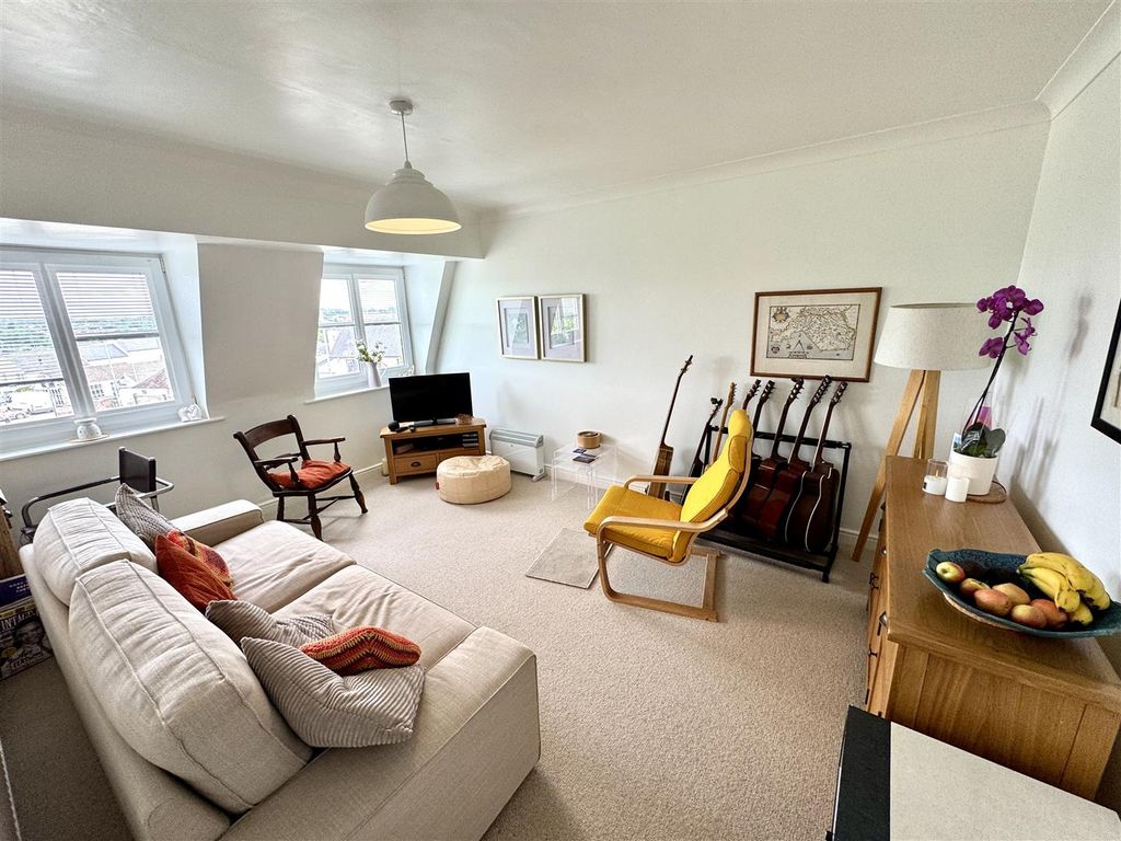 2 bed flat for saleDell View, Chepstow NP16 photo 2