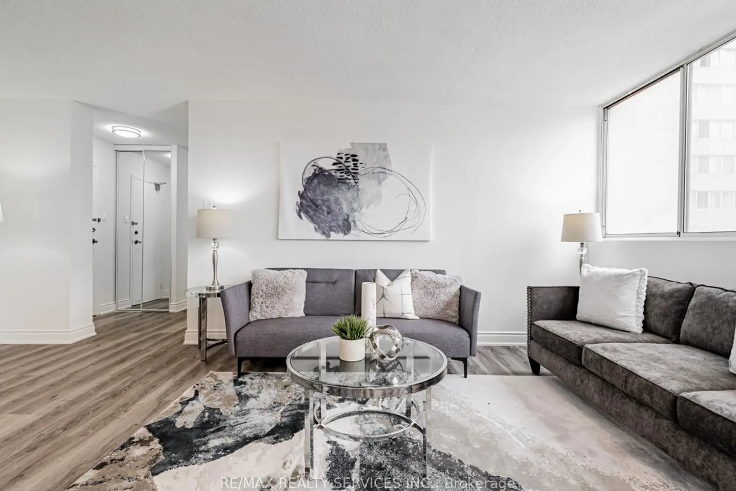 3590 Kaneff Crescent 1108 photo 4