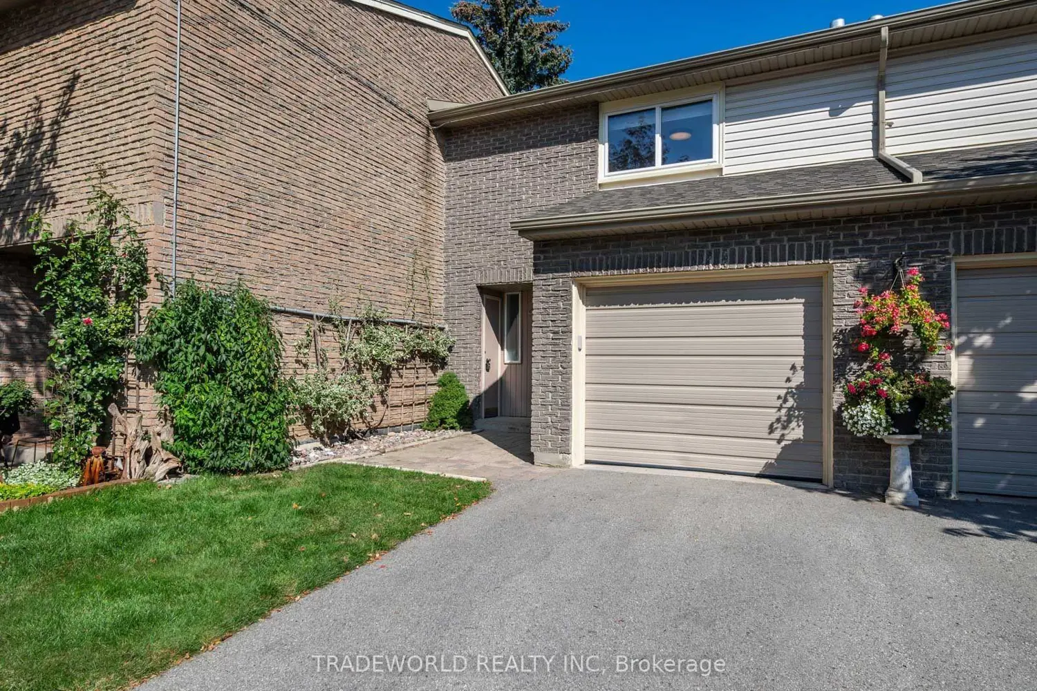 60 Camelot Way photo 2