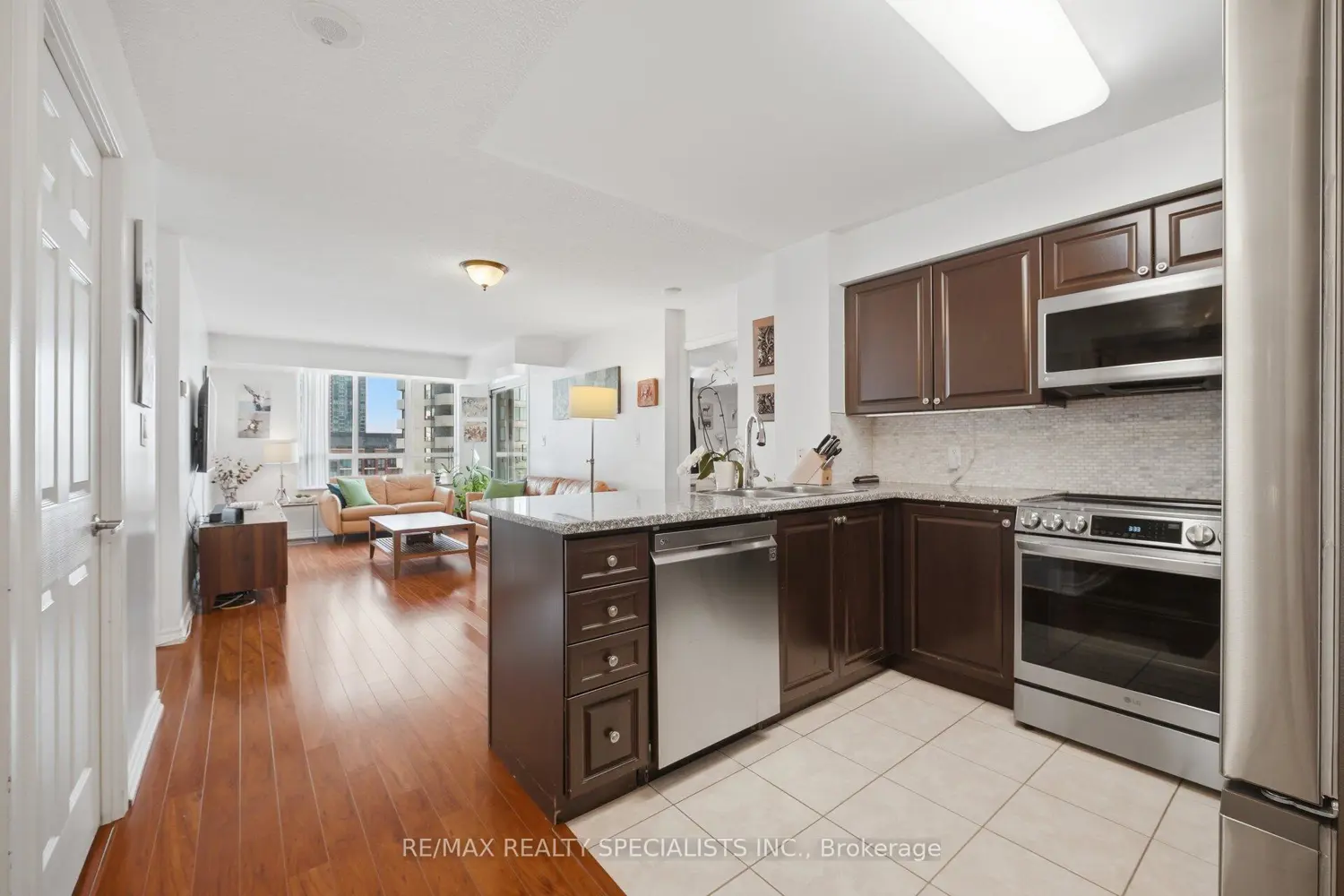 335 Rathburn Road 707 photo 2