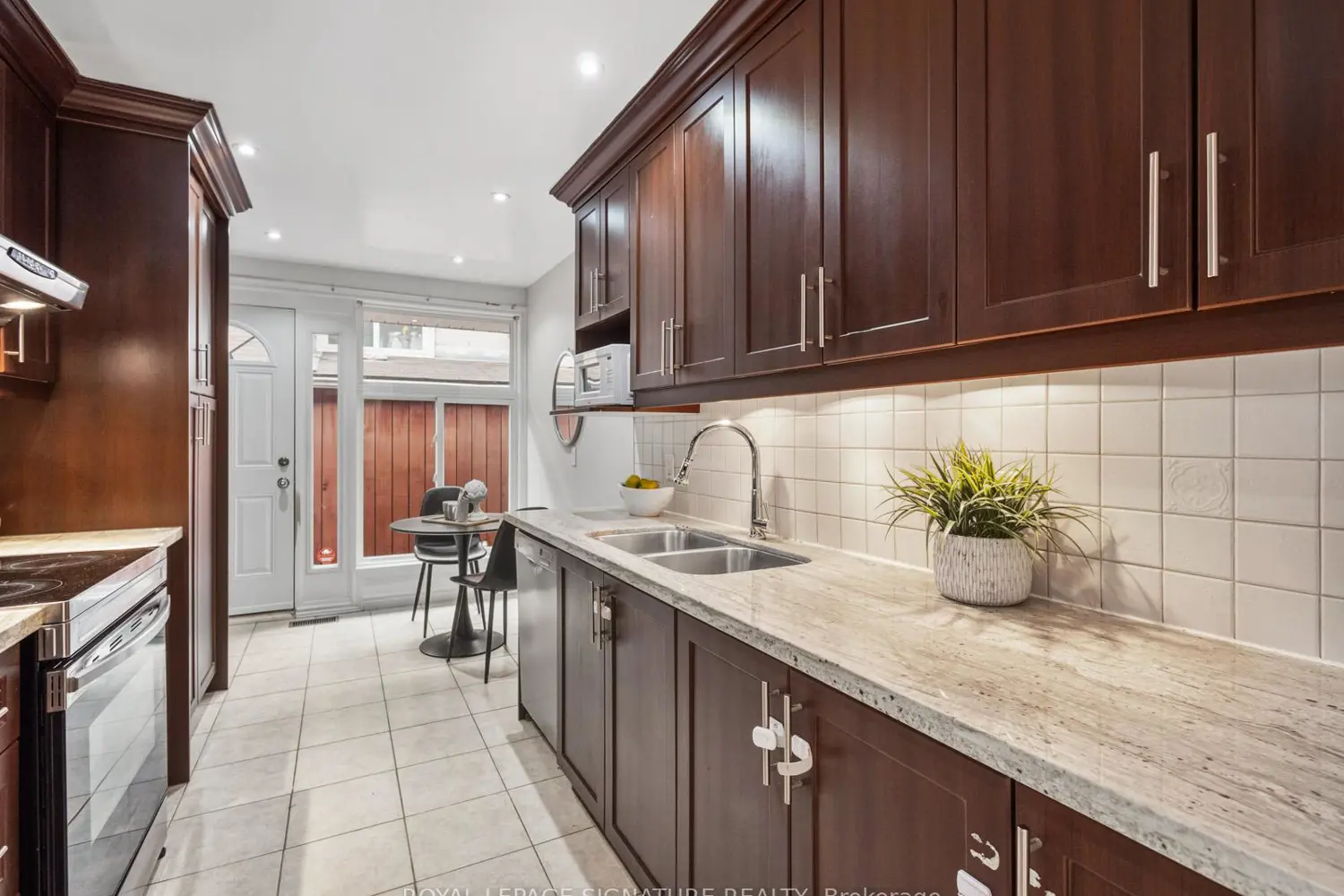 19 Shoreland Crescent photo 4