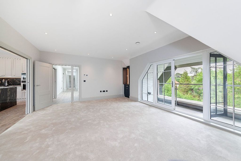 3 bed flat for saleNew Road, Esher KT10 photo 5