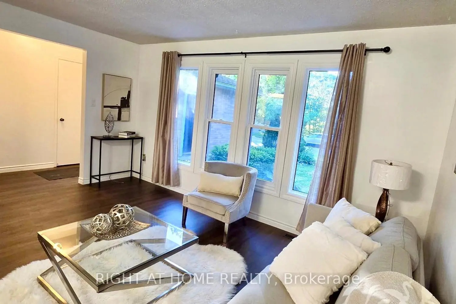 941 Victoria Street photo 4