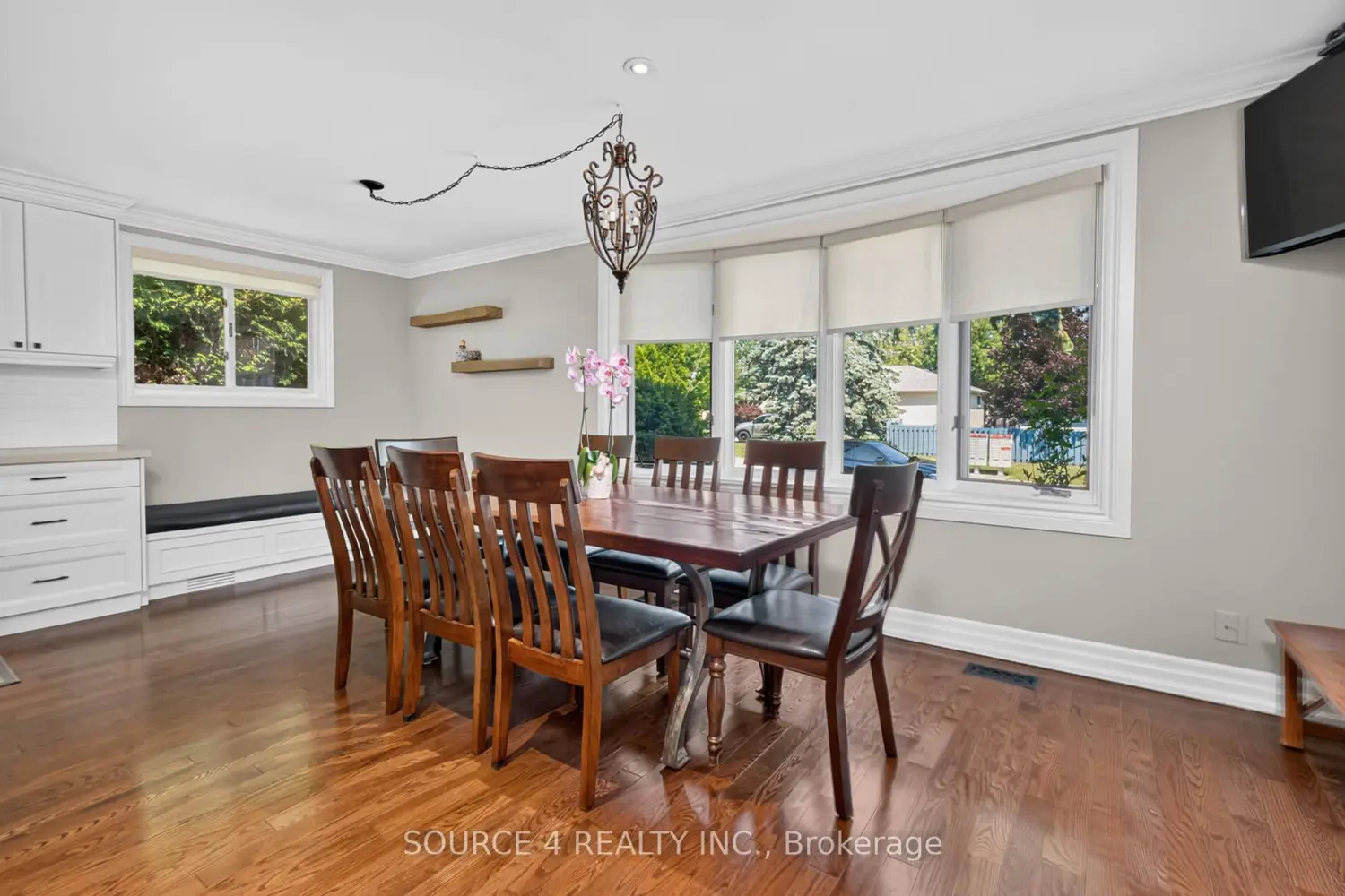 51 Knowles Crescent photo 2