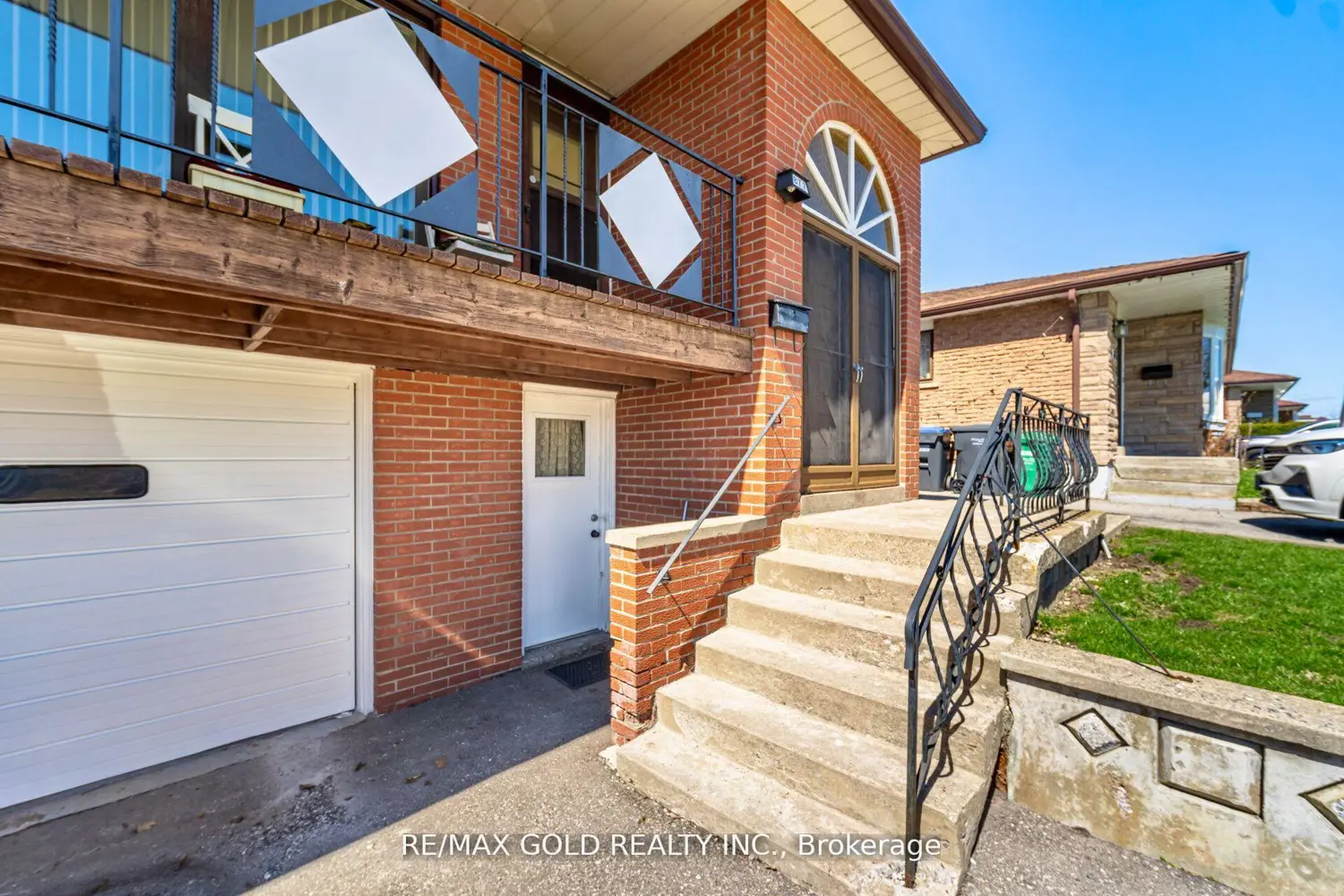 877 Consort Crescent photo 2