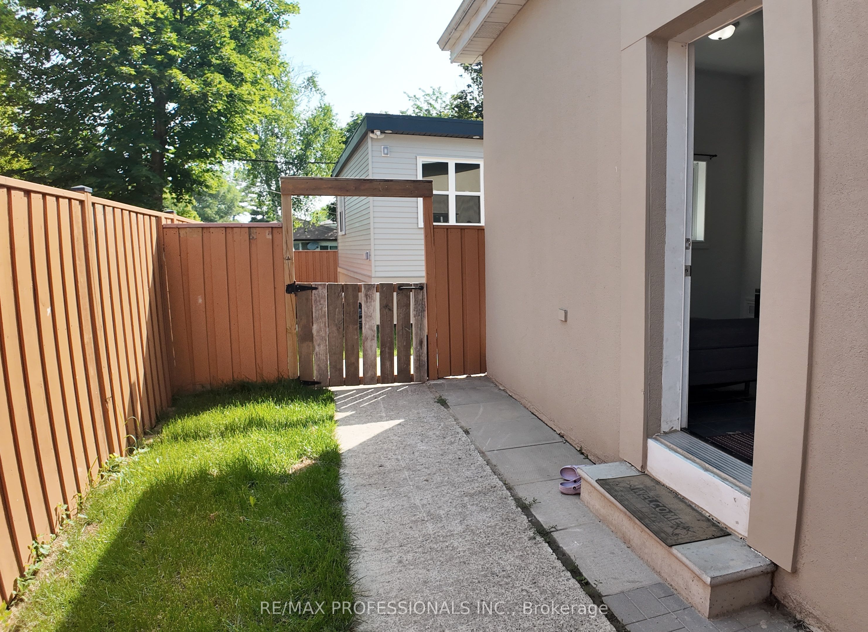 B-5 Farmbrook Road, Toronto, ON, M1J 2S3 photo 2