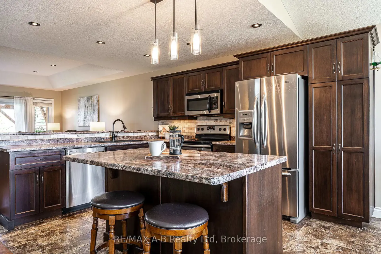 138 Millson Crescent photo 3