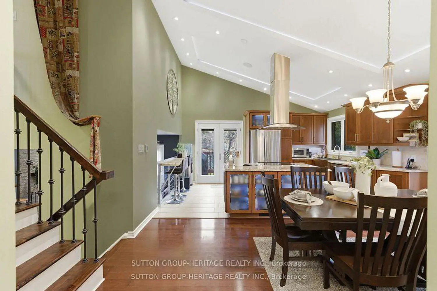 1886 Malden Crescent photo 5