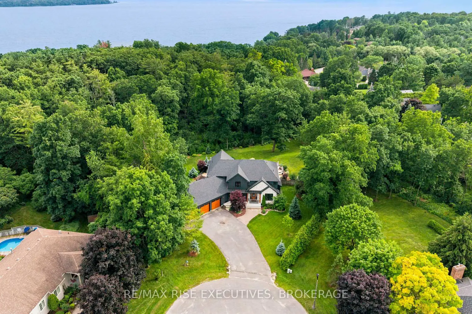 648 Woodland Place photo 2
