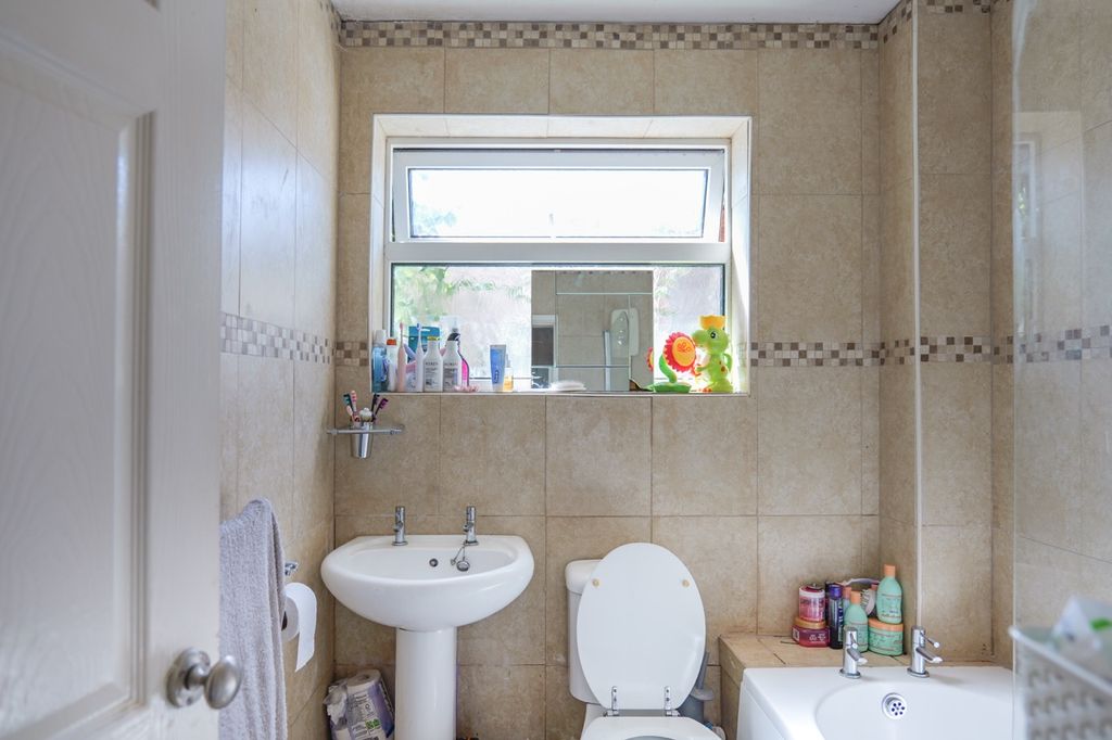 2 bed flat for saleLon Ceiriog, Prestatyn LL19 photo 5