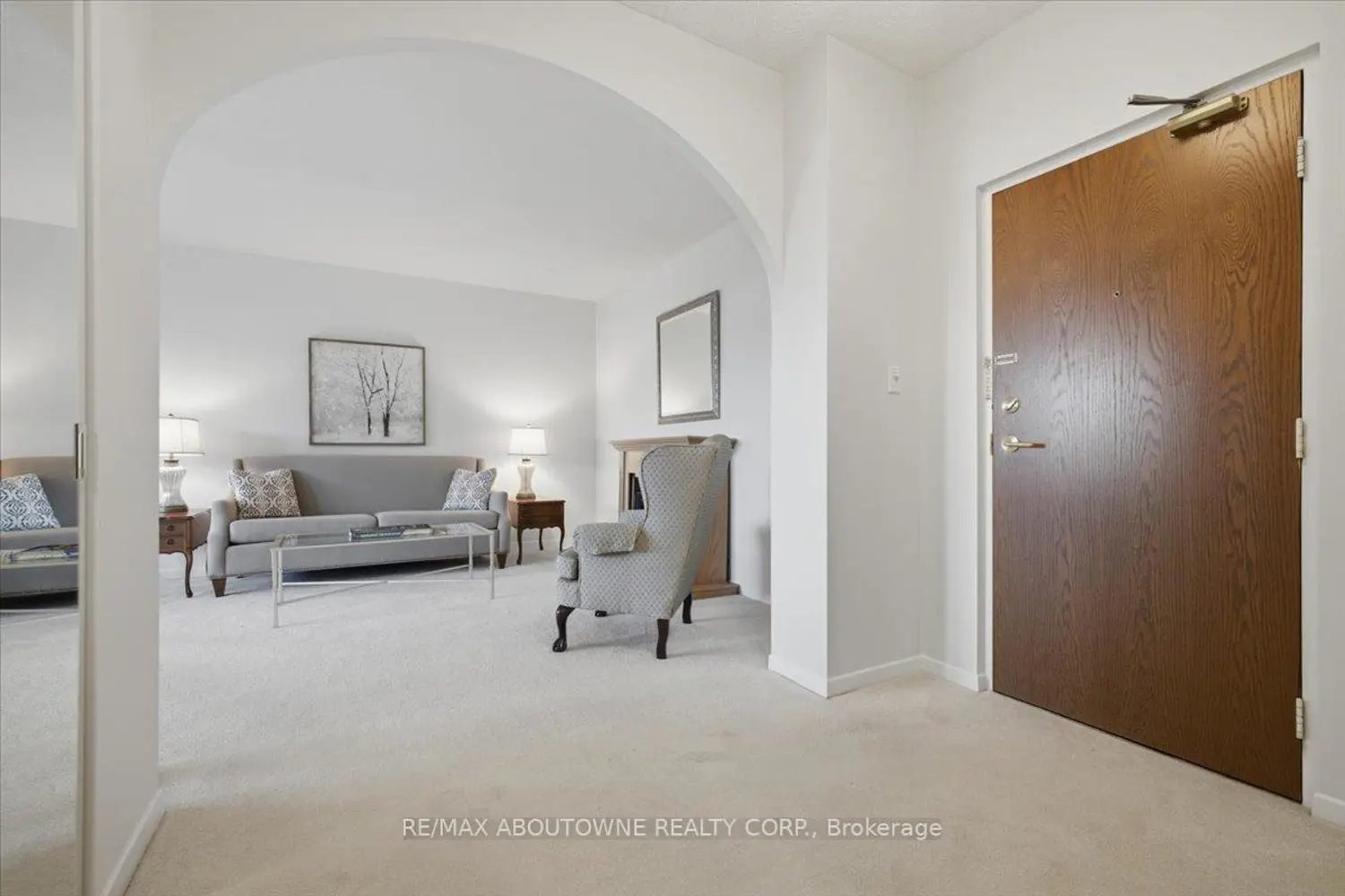5250 Lakeshore Road 401 photo 2