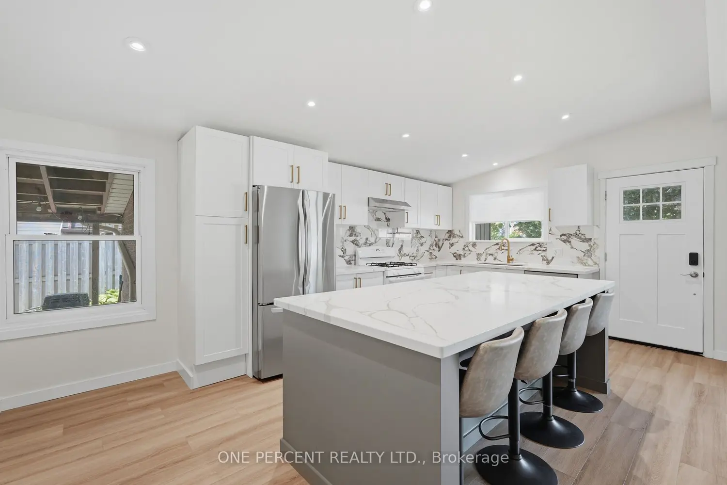 9 Bishopsgate Avenue photo 4