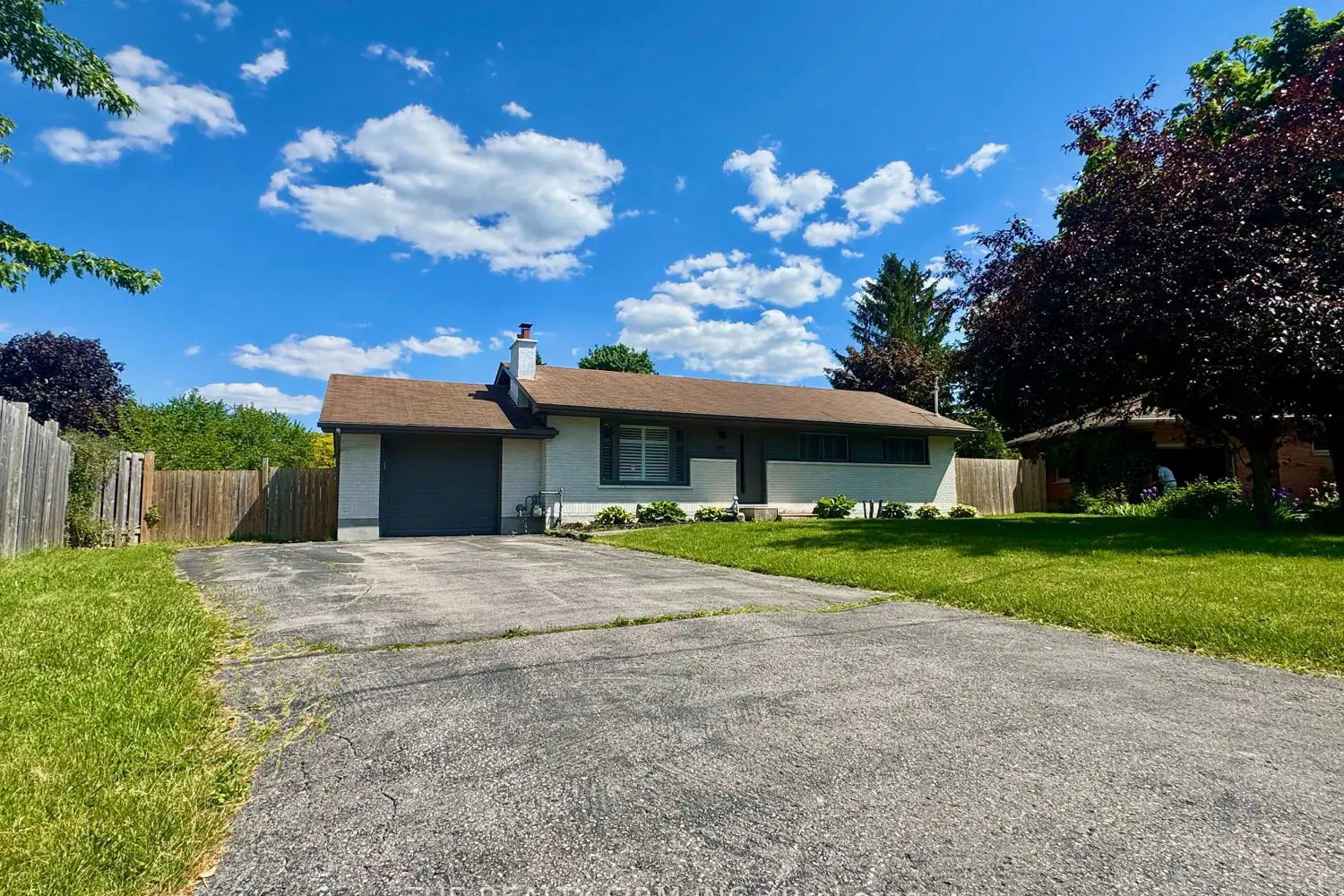 571 Everglade Crescent