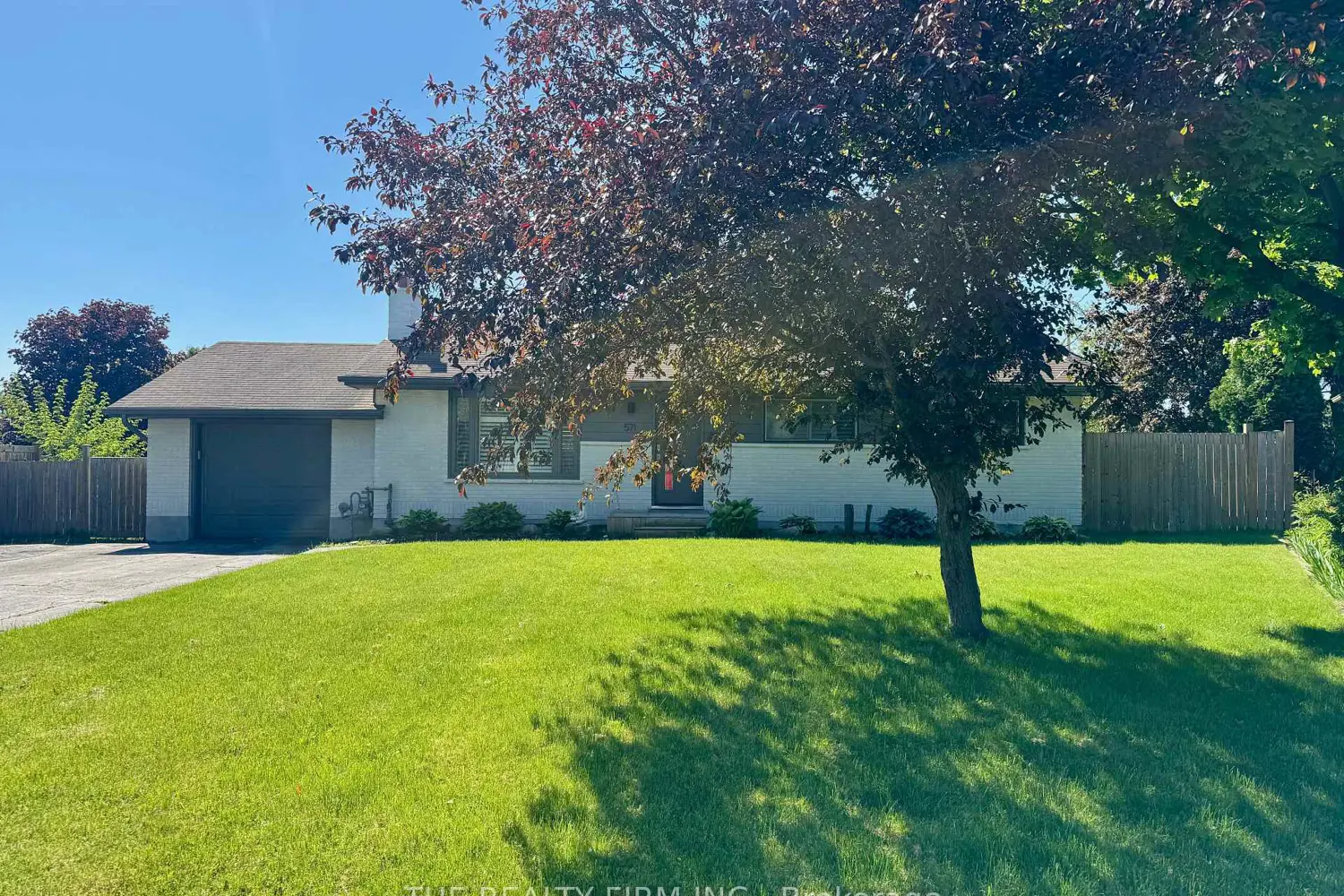 571 Everglade Crescent photo 2