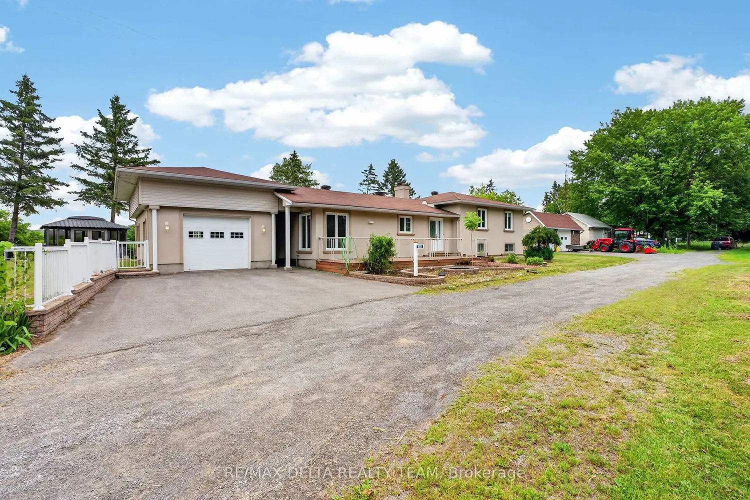 1821 Ch Bercier Road photo 4